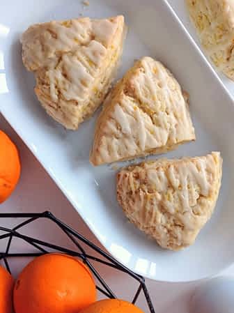 un plato con tres scones de naranja