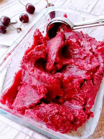 el recipiente con el sorbete de cerezas