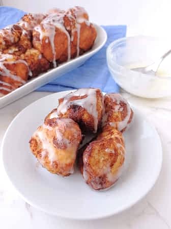 porcion de monkey bread (pan de canela) en un plato