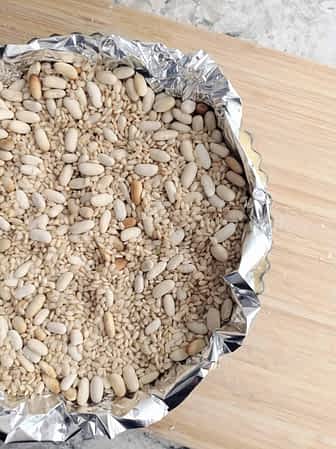 llenar la masa en el molde con frijoles y arroz secos