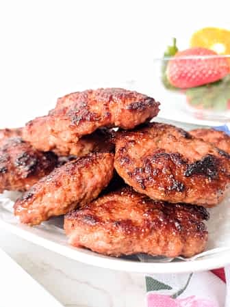 mucha salchicha de desayuno en un plato de servir