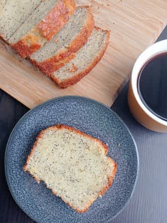 un trozo de bizcocho de amapola y un café