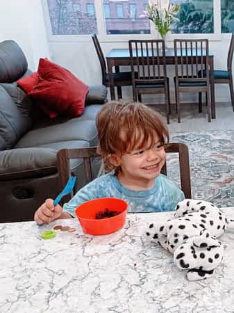 niño comiendo en la encimera peninsula
