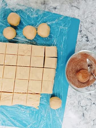 masa de galletas cortada para proporcionar