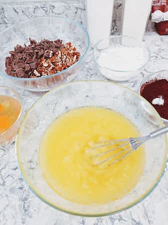 mezclando la mantequilla en la masa de brownies