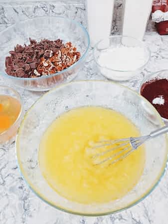 mezclando la mantequilla en la masa de brownies