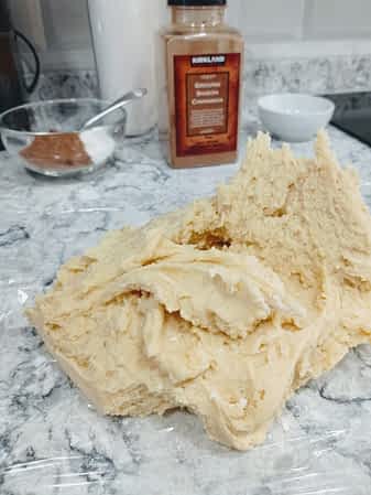 masa de galletas de mantequilla en la encimera