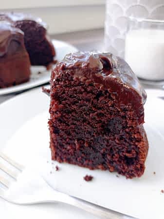 trozo de bizcocho de chocolate