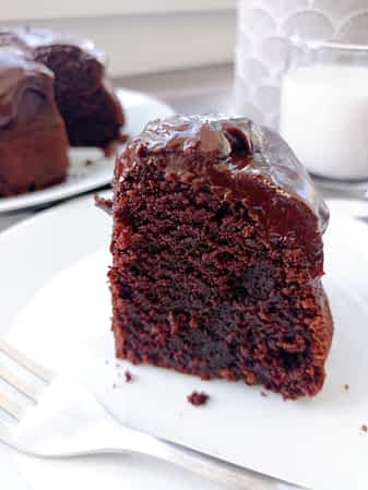 trozo de bizcocho de chocolate