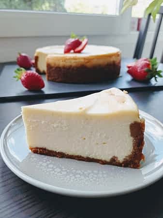 un trozo de tarta de queso sin salsa