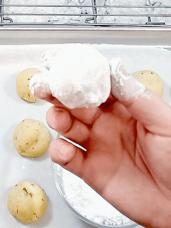 cubrir bolas con azúcar glas