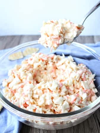 una cuchara sirviendo ensalada de col