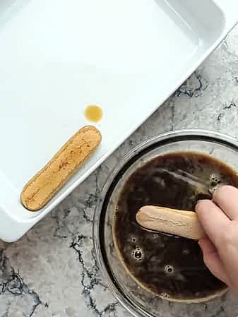 sumergiendo un bizcocho ladyfinger en café