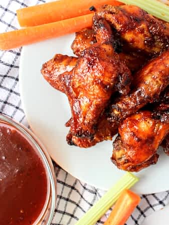 salsa barbacoa al lado de alitas de pollo