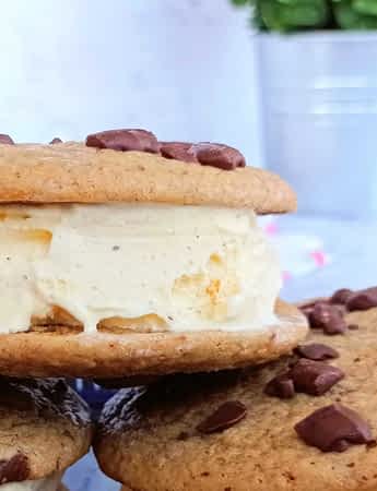 vista cerca de sandwiches de galletas y helado