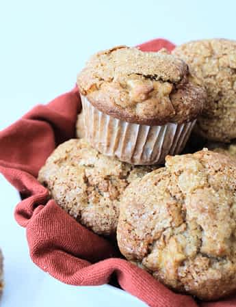 magdalenas de manzana en un plato para servir