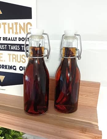 dos botellitas de extracto de vainilla casero marrón tras un mes de espera