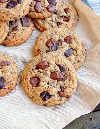 galletas de chocolate enfriando en su bandeja