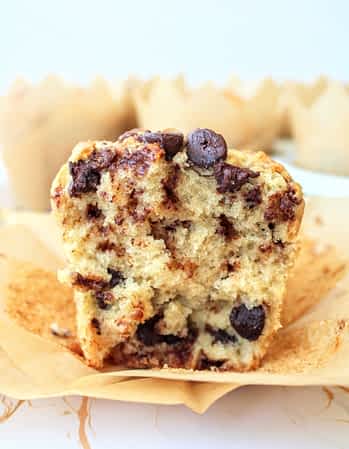 la textura interior de una magdalena con chispas de chocolate