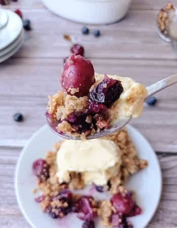 un cucharada de crisp con helado en una cuchara