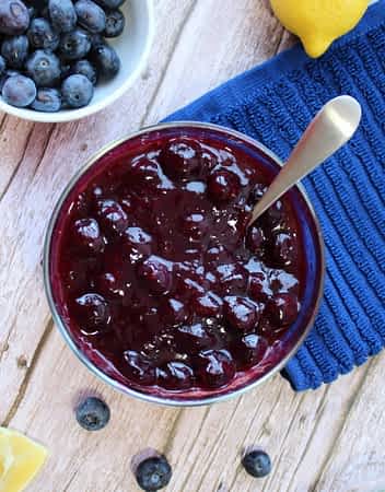 vista de arriba de salsa de arándanos