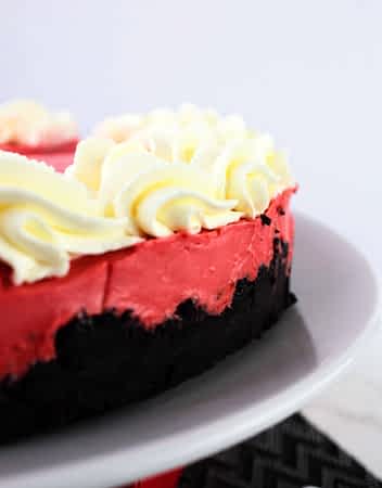 el lado del cheesecake de red velvet