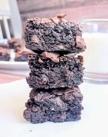 una torre de tres brownies de chocolate americanos en la mesa