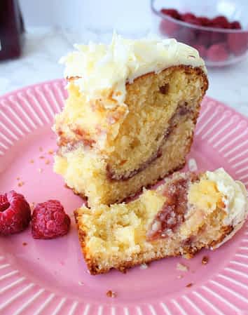 un trozo del bizcocho de chocolate blanco con mermelada cortado a la mitad