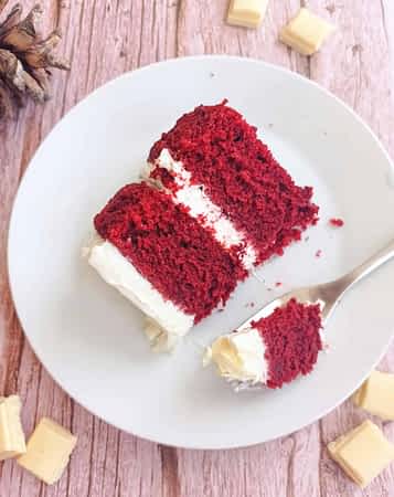 una rebanada de tarta red velvet en un plato con n tenedor