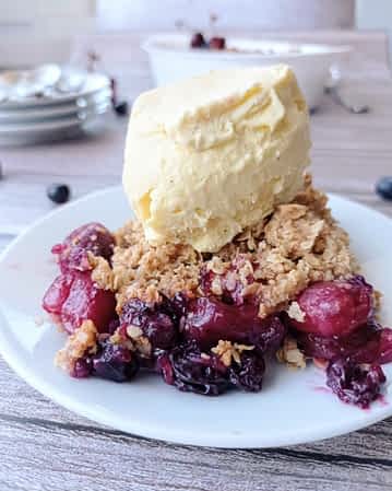 un platito con crisp con una bola de helado encima