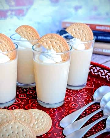 cuatro vasos de natillas en una bandeja