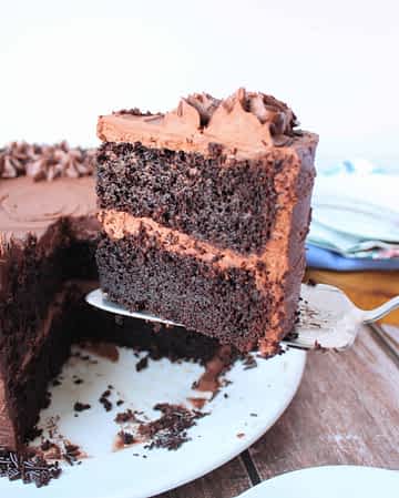 trozo de la mejor torta de chocolate en una espátula
