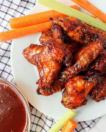 las alitas barbacoa con zanahorias y apio
