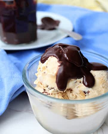 un bol con helado casero con salsa de chocolate casera encima