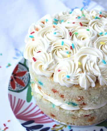 una tarta confeti con decoraciones de buttercream fácil