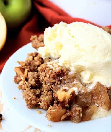 crujiente de manzana con avena y helado