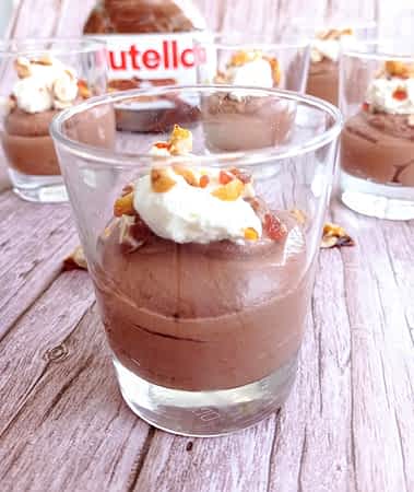 vasitos con mousse de Nutella, nata montada, y avellanas caramelizadas