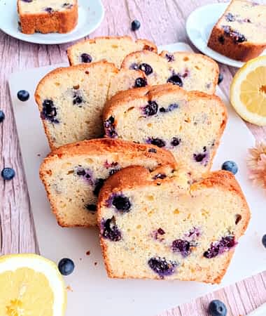 trozos de bizcocho de arándanos en una tabla de cortar