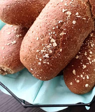 barritas de pan integral en una cestas