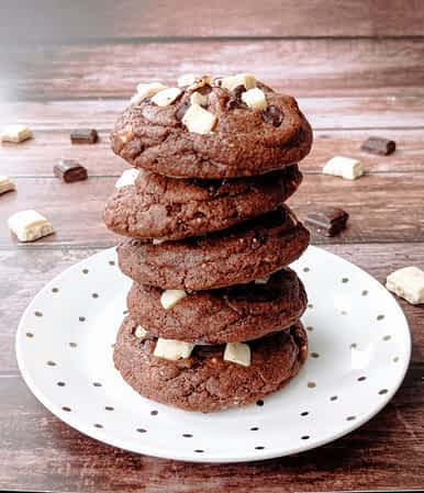 una pila de cinco galletas de doble chocolate en un plato