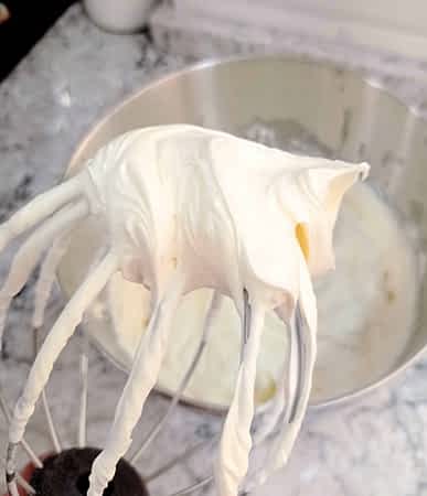 glaseado de queso crema en una batidora de varillas