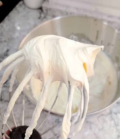 glaseado de queso crema en una batidora de varillas