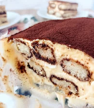 vista del cuenco con tiramisu adentro