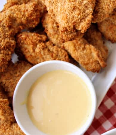 fingers de pollo con salsa de mostaza y miel para mojar