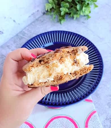 unas galletas para sandwich de helado en una mano