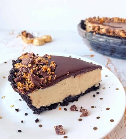 trozo de cheesecake de mantequilla de mani sin horno