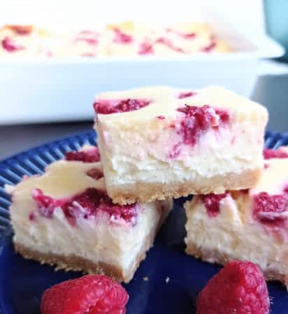 tres barritas de cheesecake cremosas en un plato