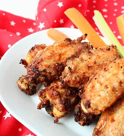 alitas de pollo con palitos de zanahoria y apio