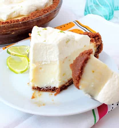 un trozo de pay de lima Key Lime Pie con un tenedor