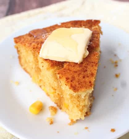 trozo de pan de maíz con mantequilla y miel